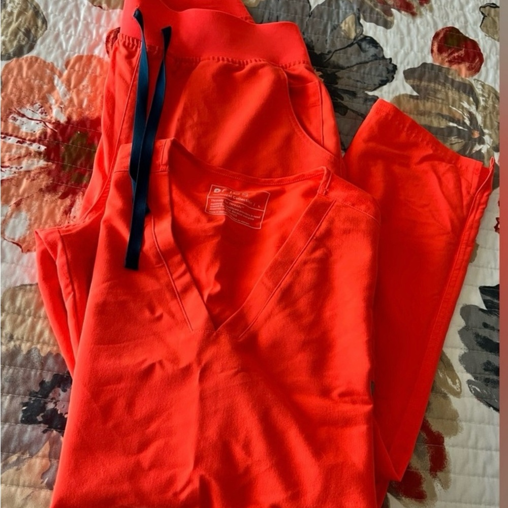 Women’s figs Fiery Coral Casma scrub set